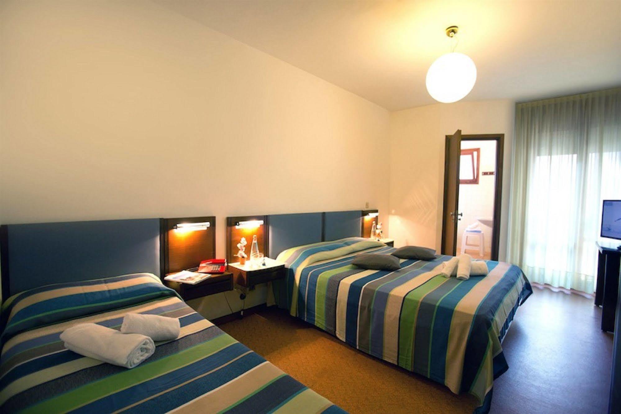 Hotel Plaza Градо Екстер'єр фото
